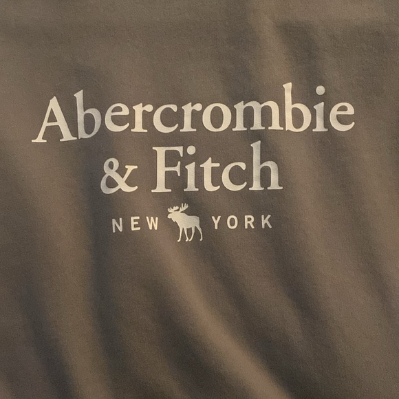 This is a sweater that has never been worn and with great condition. - Picture 3 of 3